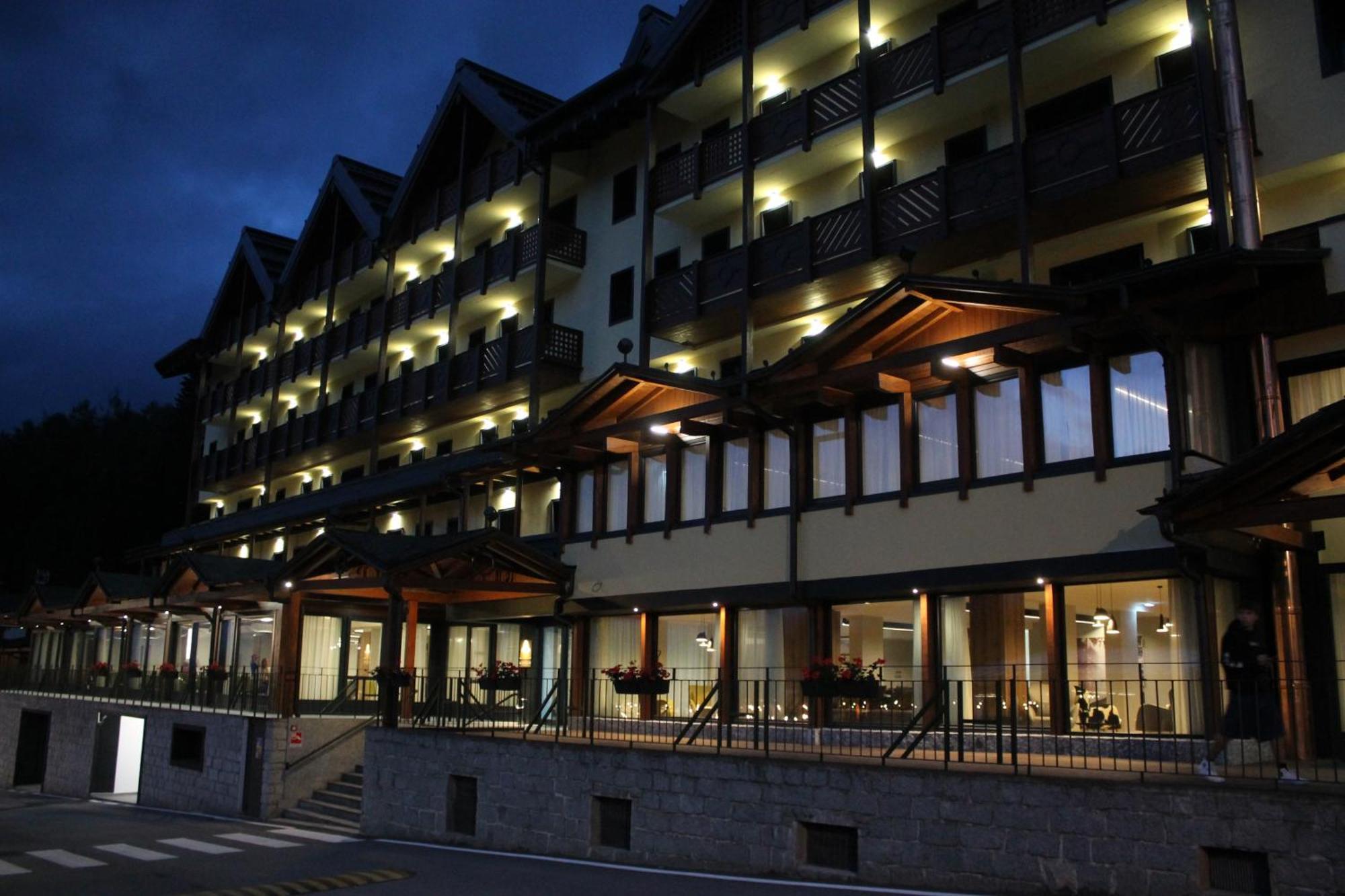 Armon Greenblu Hotel & Wellness Folgarida Buitenkant foto